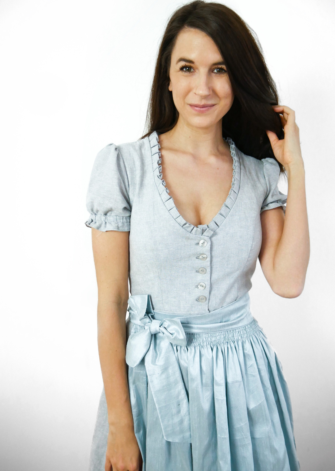 Schnittmuster Dirndl Kleid mit Ärmeln und V-Ausschnitt Mirabella La Bavarese