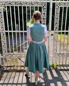 Dirndl Schnittmuster hochgeschlossenes Dirndl mit Stehkragen Isabella La Bavarese